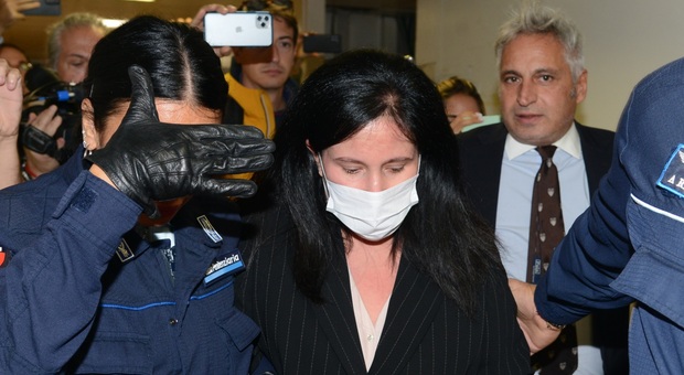Bimba morta di stenti, Alessia Pifferi in tribunale: il giallo del biberon. I legali: «Chiede sempre di Diana»