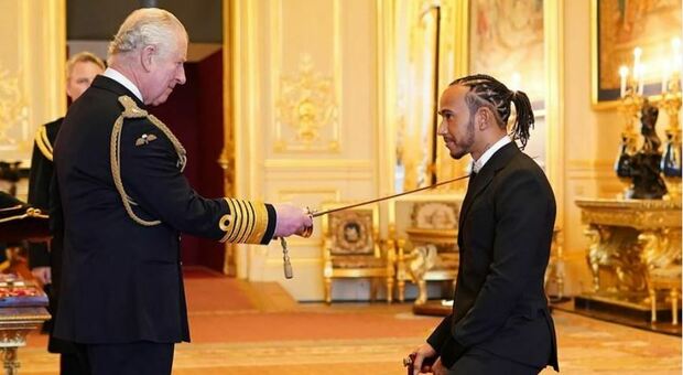Sir Lewis Hamilton, il principe Carlo lo nomina cavaliere