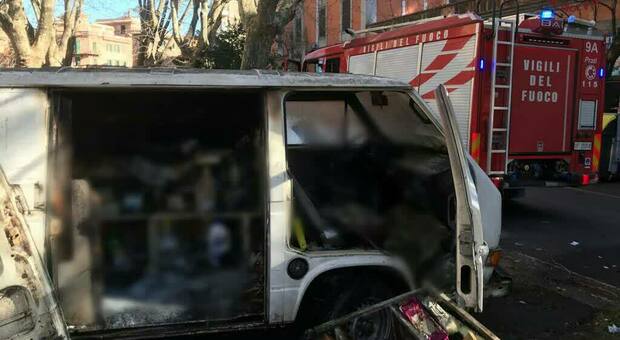 Roma, furgone distrutto da un incendio: morto l'anziano che viveva all'interno