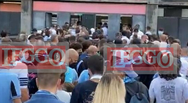 Lazio-Cagliari, un solo cancello aperto per settore: tifosi in fila e maxi assembramenti