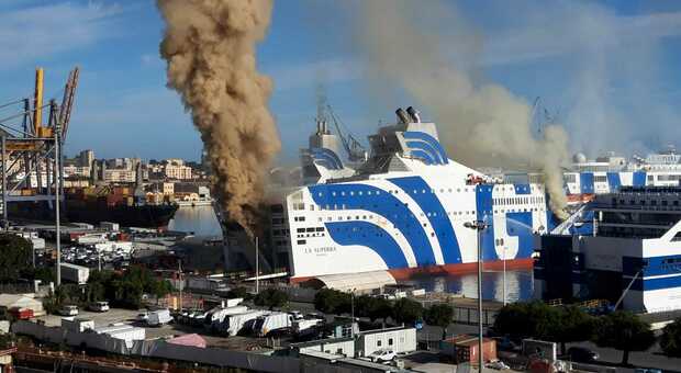 Traghetto a fuoco al porto di Palermo: dopo 9 giorni è ancora in fiamme. Vigili del fuoco entrano nel garage