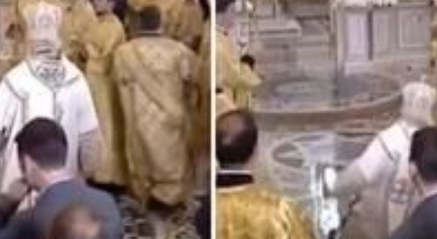 Russia, il patriarca Kirill scivola sull' acqua santa e finisce a terra durante una funzione religiosa Video