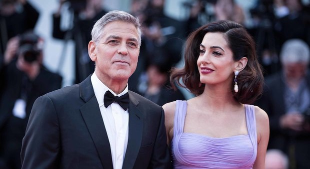 Clooney, i gemelli non smettono di piangere in aereo: George fa un regalo a tutti gli altri passeggeri