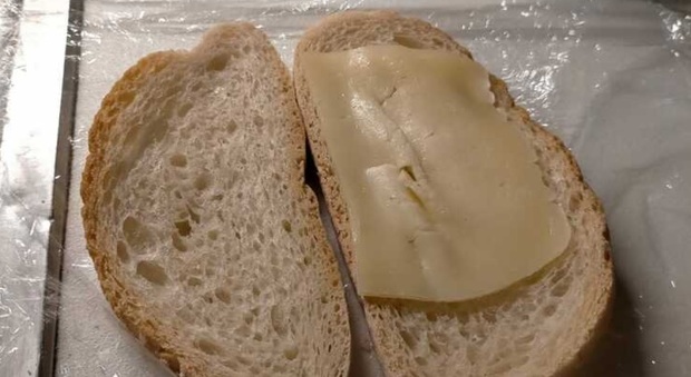 La scuola che serve ai bimbi il pranzo "fantasma": panino con una sola fetta di formaggio