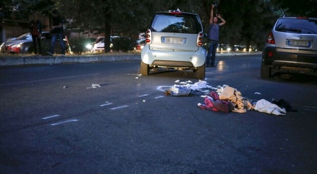 Ragazza di 29 anni uccisa da un'auto sul marciapiede: «Impatto devastante». Il pirata era ubriaco