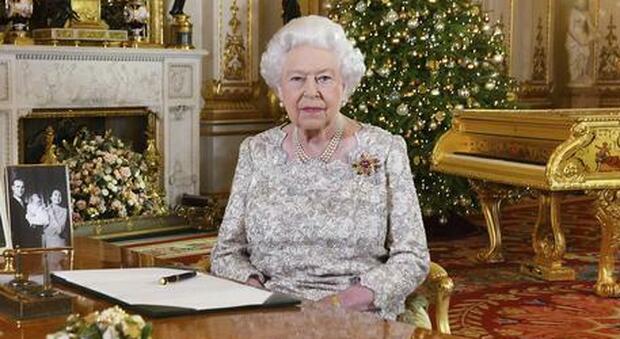 Natale al Castello di Windsor per la regina Elisabetta: salta il tradizionale viaggio a Sandringham