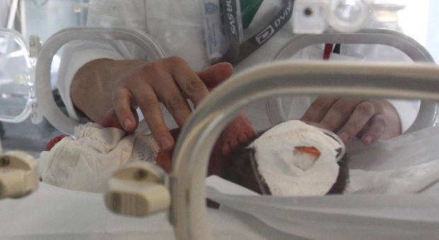 Neonato abbandonato dalla madre nella spazzatura, bimbo salvato in extremis