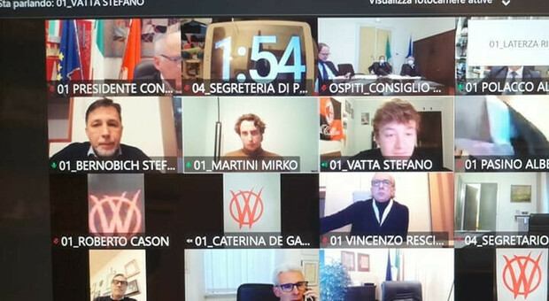 Trieste, hacker no-vax "assaltano" il Consiglio comunale: chat intasata, scoppia il caos