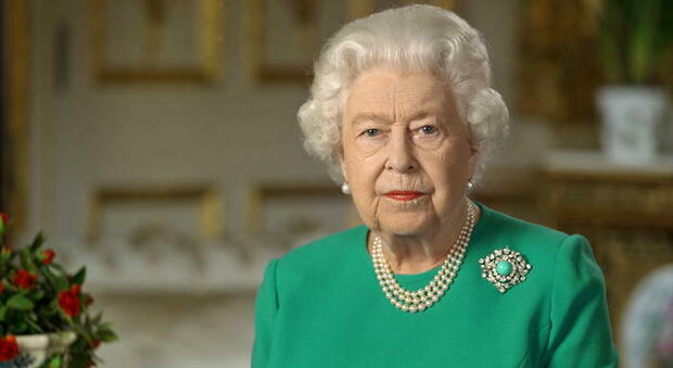La Regina Elisabetta, è scontro con i medici. L'indiscrezione: «Vuole andarci a tutti i costi»