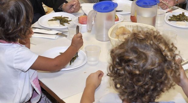 I genitori non possono pagare la mensa: alla figlioletta tonno e craker, la bimba scoppia a piangere