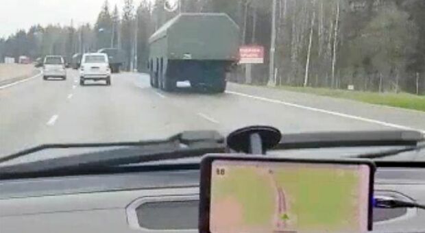 Putin sta spostando missili nucleari verso il confine con la Finlandia? Il video che mostra gli Iskander sui camion
