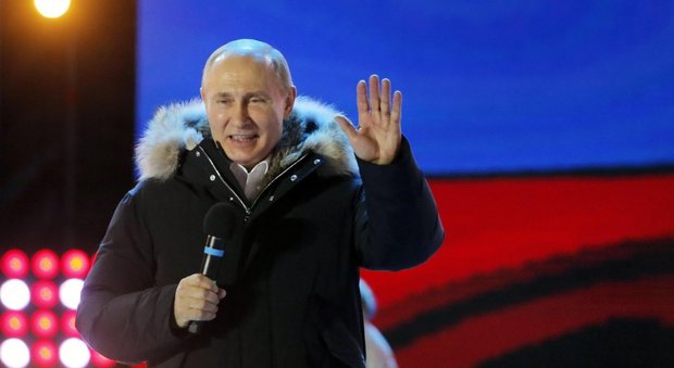 Putin eletto presidente per la quarta volta con il 76,7% dei voti. Il portavoce: "Grazie May"