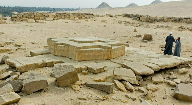 Egitto, riaffiora il Tempio del Sole di 4500 anni fa. «Uno dei sei edifici voluti dai faraoni»