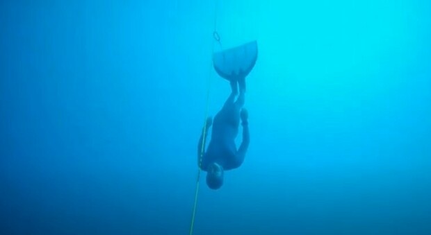 Un 24enne batte il record del mondo di immersione in apnea: 112 metri