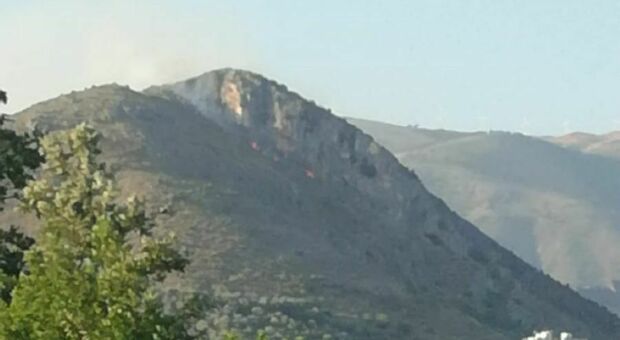 Incendio a San Vittore nel Lazio, due canadair in azione