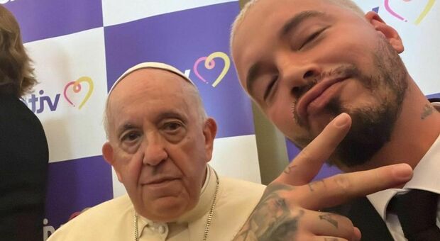 J Balvin in posa con Papa Francesco, i selfie al Vaticano diventano virali: «Non è una cosa da tutti»