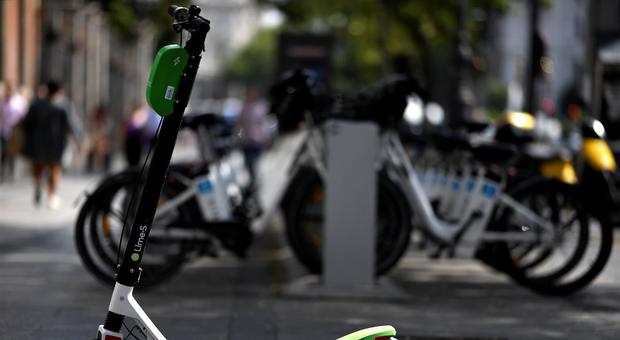 Lime sfida Uber: guerra a colpi di biciclette e scooter elettrici