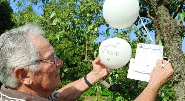 I palloncini del matrimonio volano per 400 km: coppia di anziani trova la "sorpresa" in giardino