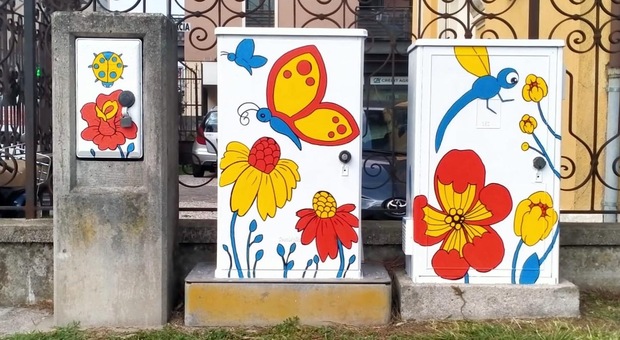 Nuova vita per l’arredo urbano di Conegliano: gli artisti di strada ridipingono le cabine comunali