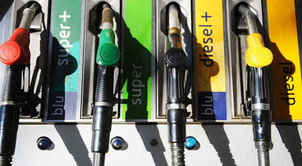 Carburanti, raffica di aumenti: verde fino a 1,864. I consumatori: spesa +65 euro l'anno