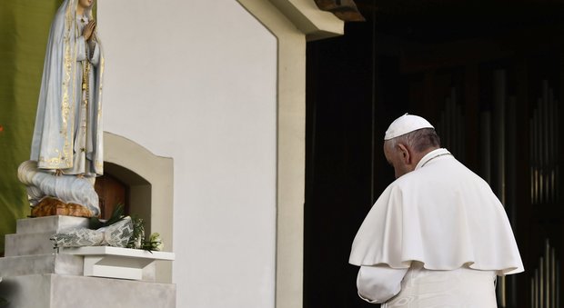 Papa Bergoglio a Fatima usa le parole del terzo segreto: «Io sono qui come vescovo vestito di bianco»