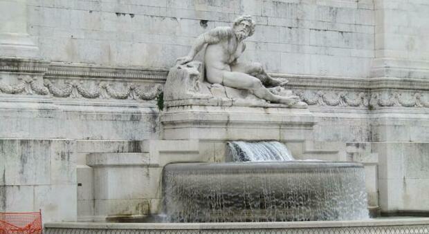 Turista immerge i piedi nella fontana di piazza Venezia: multa di 300 euro