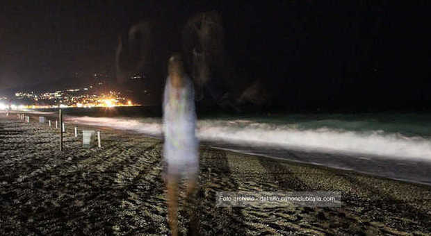 "C'è un fantasma sulla spiaggia di Agropoli". La comitiva scappa via, il web sfotte...