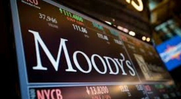 Moody's abbassa outlook dell'Italia: da stabile a negativo. Ma il Mef: «Una revisione opinabile»
