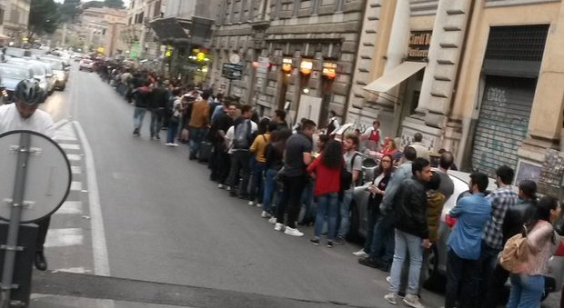Milano: febbre Breaking Bad, mega fila per l'apertura di Los Pollos Hermanos -Guarda