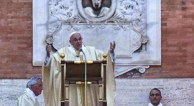 Ognissanti, anche quest'anno il Papa al Verano: ​misure speciali di sicurezza e bagno di folla
