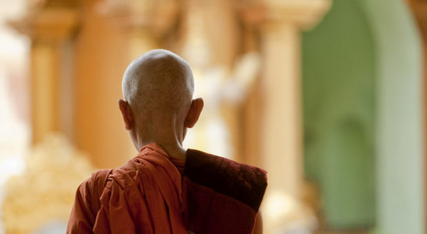 Venditore ambulante mostra un amuleto: monaco buddista lo accoltella. «E' una truffa»
