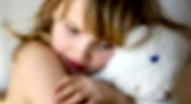 Abusa sessualmente di due bambine di otto e nove anni durante le lezioni a casa: condannato a 12 anni di carcere