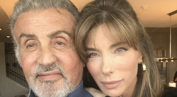Sylvester Stallone, cancella il tatuaggio con il viso della moglie: scoppia la polemica: «E' un malinteso»