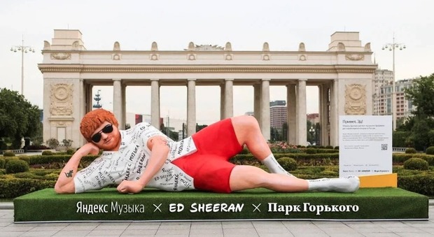 Ed Sheeran, spunta a sorpresa la sua statua gigante a Mosca. «Per dare il benvenuto alla pop star»