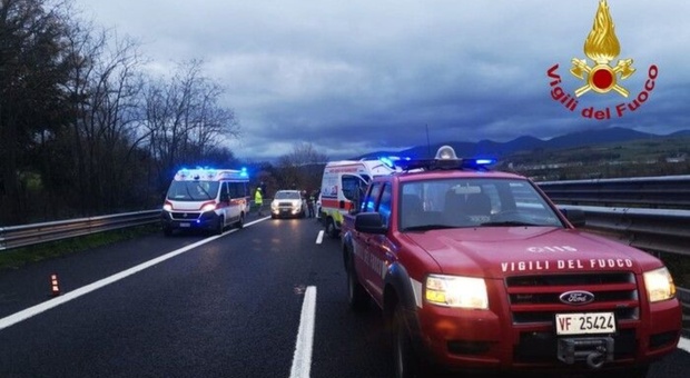 Minibus si ribalta in autostrada, tragico incidente sull'A1: un morto e 4 feriti