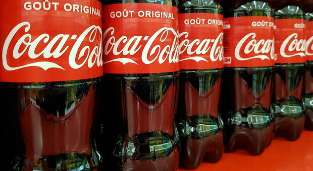 Coca Cola lancia le sue prime bottigliette di plastica al 100% riciclata