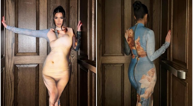 Kourtney Kardashian e l'immagine nuda sul vestito. I follower la attaccano: «Sei ridicola»