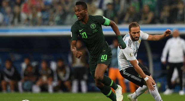 John Obi Mikel choc, il padre del capitano della Nigeria rapito durante i Mondiali: «Non dire nulla o lo uccidiamo»