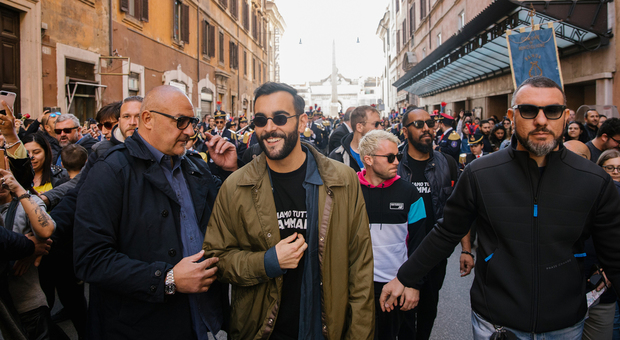 Marco Mengoni, flash mob a sorpresa nel centro di Roma sulle note di Muhammad Ali