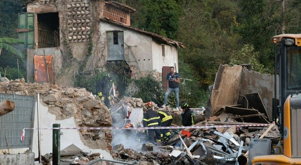 Esplosione a Lucca, morti due coniugi: salvata ragazza incinta, ha partorito ma resta grave. «Il bimbo sta bene»