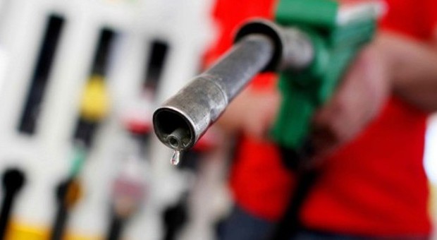 Benzina, prezzi giù: meno di 1,6 euro a litro, prima volta in 3 anni
