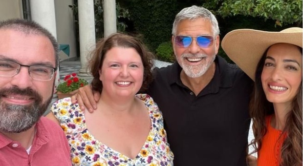 George Clooney al Lago di Como, festeggia i 20 anni di Villa Oleandra con Amal e una coppia estratta a sorte