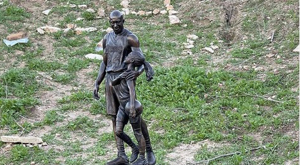 Kobe Bryant, una statua assieme alla figlia Gigi sul luogo del tragico incidente FOTO