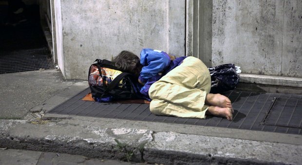 Donna senzatetto vittima da mesi di una baby gang: "Aiutatemi, ogni notte violenze e sevizie"
