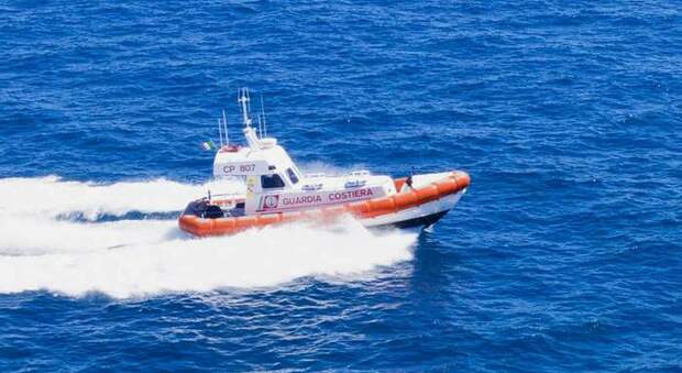 Terrapiattisti in barca «cercavano la fine del mondo» a Lampedusa: partiti durante il lockdown, fermati a Ustica