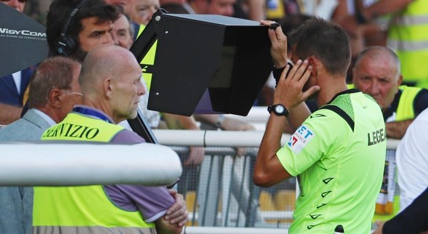 Il Cagliari supera il Parma 3-1, al Tardini 12 minuti di recupero per colpa del Var