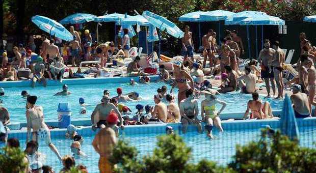 Sole e caldo: in città è assalto alle piscine comunali, tutto esaurito all'Idroscalo -Guarda