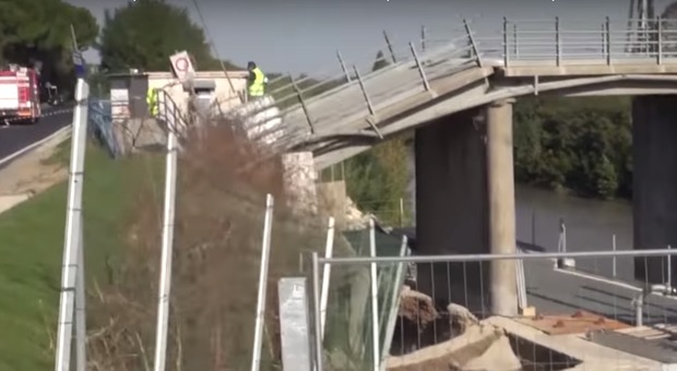 Crolla un ponte a Ravenna, tecnico della protezione civile precipita e muore sotto le macerie VIDEO CHOC