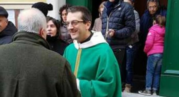 Sospeso Don Giulio Mignani, parroco pro-gay e pro-eutanasia: «Non potrà più celebrare messa»