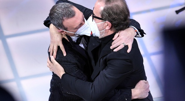 Il bacio di Amadeus con Stefano Coletta: show a Sanremo 2022